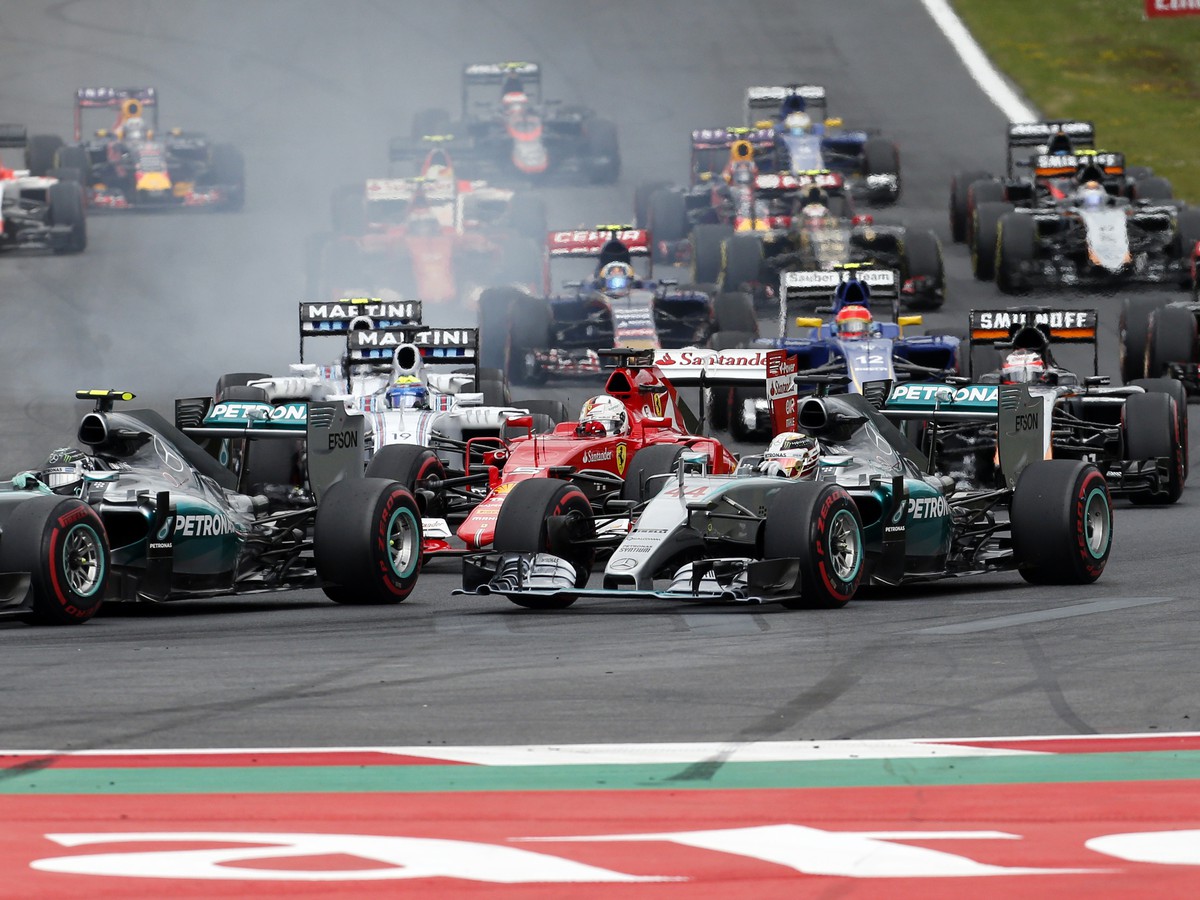 Nico Rosberg (vľavo) a Lewis Hamilton (vpravo)počas VC Rakúska