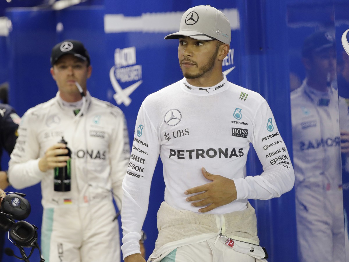 Lewis Hamilton (vpravo) a Nico Rosberg
