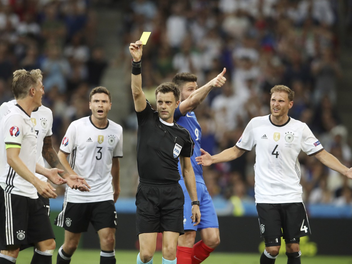 Nicola Rizzoli po spornom momente v semifinále medzi Fracúzskom a Nemeckom