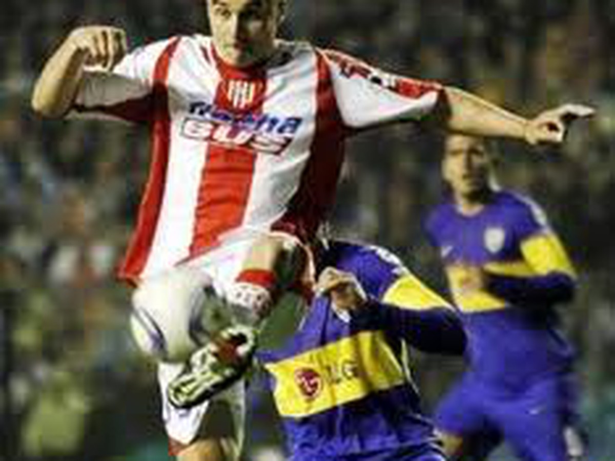 Skúsený obranca Santa Fe Nicolas Correa (v bieločervenom) v poslednom ligovom vystúpení proti Boce Juniors (19.2.)