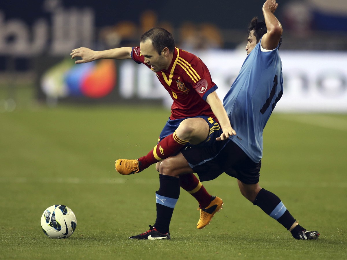 Andrés Iniesta a Nicolas Londeiro v súboji o loptu
