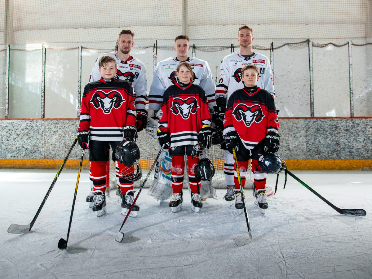 Hokejisti HC '05 Banská Bystrica podporili vďaka Fondu pre budúcnosť športu od Niké svojich športových nasledovníkov