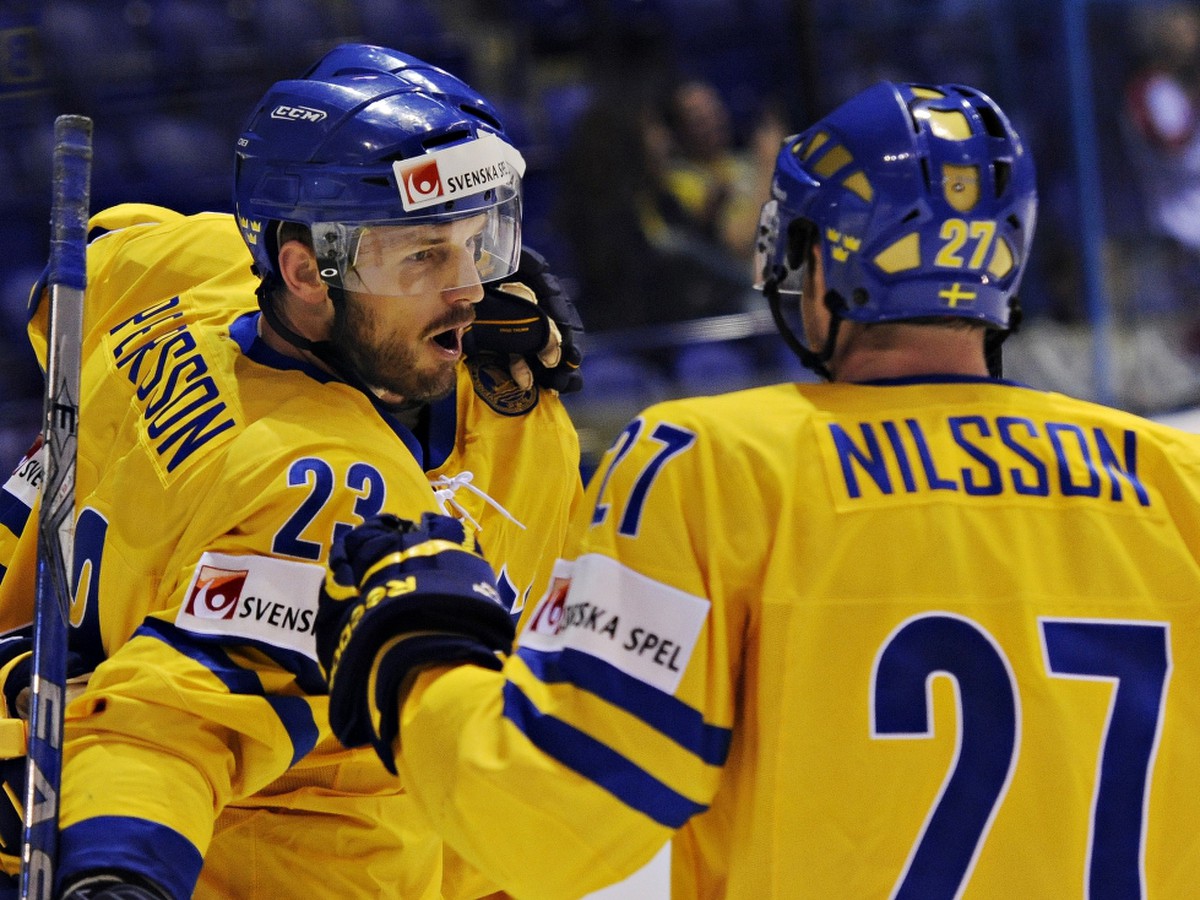 Švédi Niklas Persson a Robert Nilsson sa tešia z gólu
