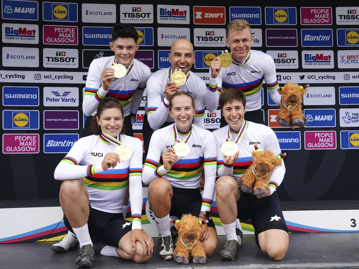 Na snímke švajčiarski cyklisti, vzadu zľava Nicolas Halter, Nino Schurter a Dario Lillo, v popredí zľava Ronja Blöchlingerová, Anina Hutterová a Linda Inderganová