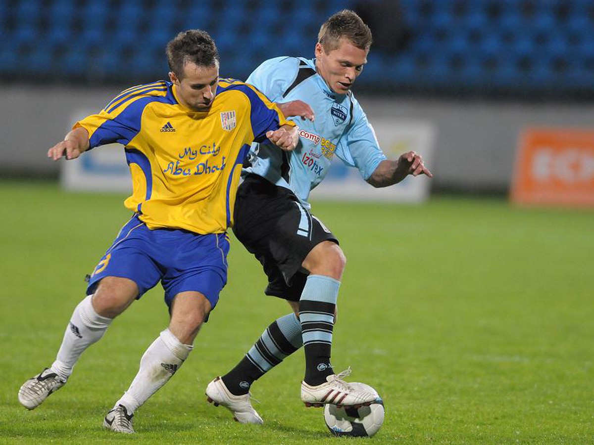 Slavomír Bališ bránený Davidom Helísekom