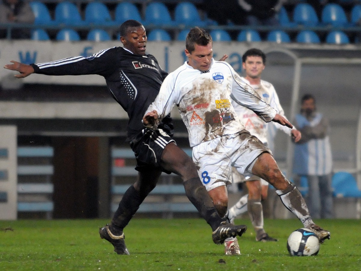 Lukáš Štetina bránený Karimom Guédém z MFK Petržalka