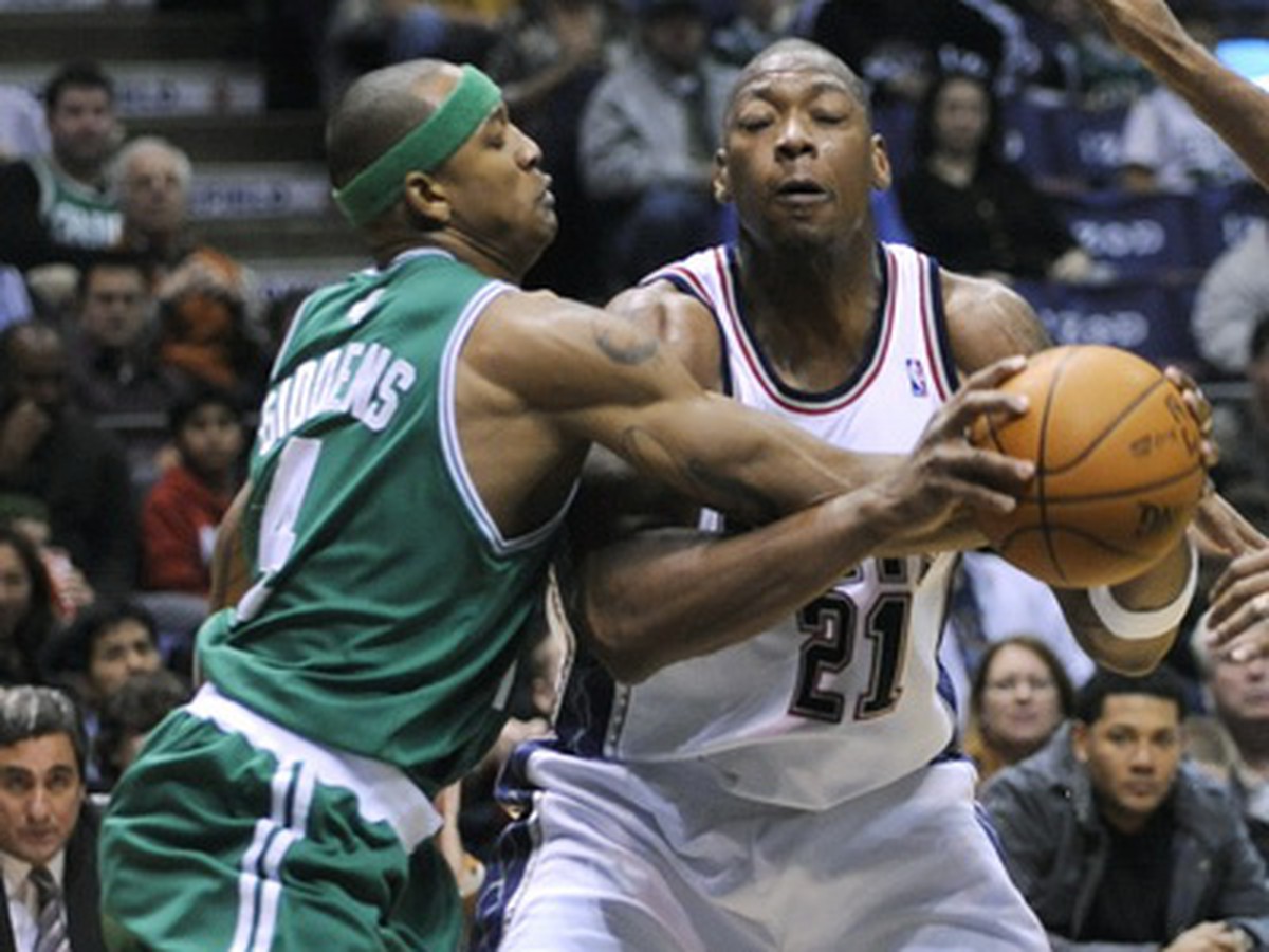 Hráč New Jersey Nets Bobby Simmons atakovaný hráčom Celtics J. R. Giddensom