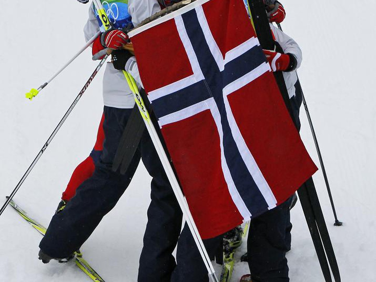 Nórske bežkyne na lyžiach v zložení Marit Björgenová, Kristin Störmerová-Steirová, Therese Johaugová a Vibeke Skofterudová oslavujú víťazstvo
