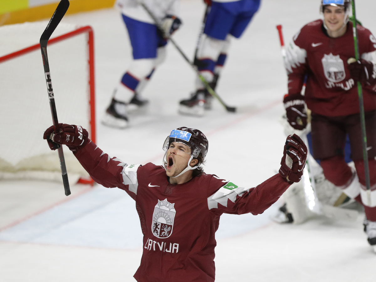 Lotyšskí hokejisti sa tešia z gólu
