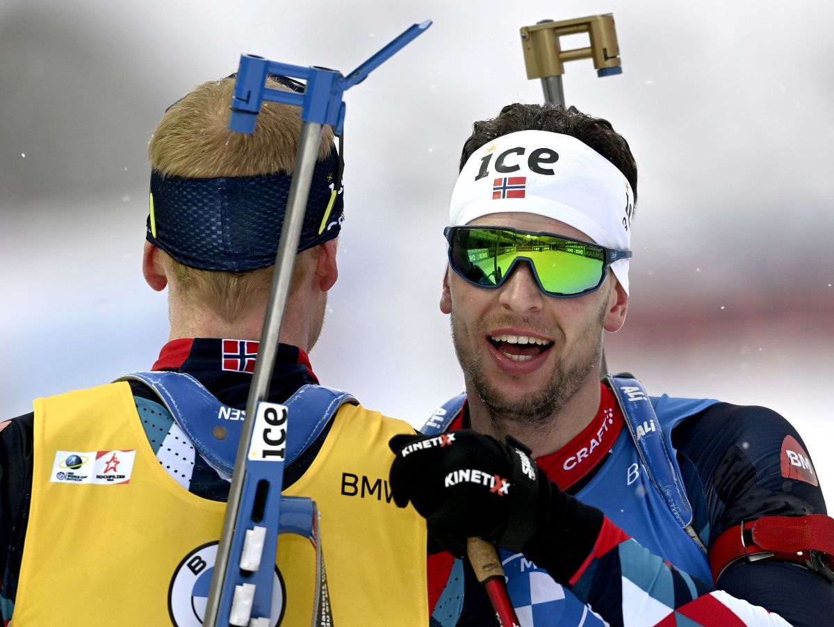 Nórski biatlonisti Johannes Thingnes Boe a Sturla Holm Laegreid
