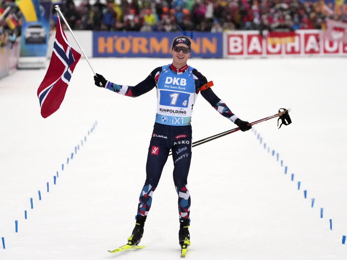 Nórsky biatlonista Johannes Thingnes Bö sa teší v cieli z víťazstva v štafete mužov na 4x7,5 km na podujatí 5. kola Svetového pohára v biatlone