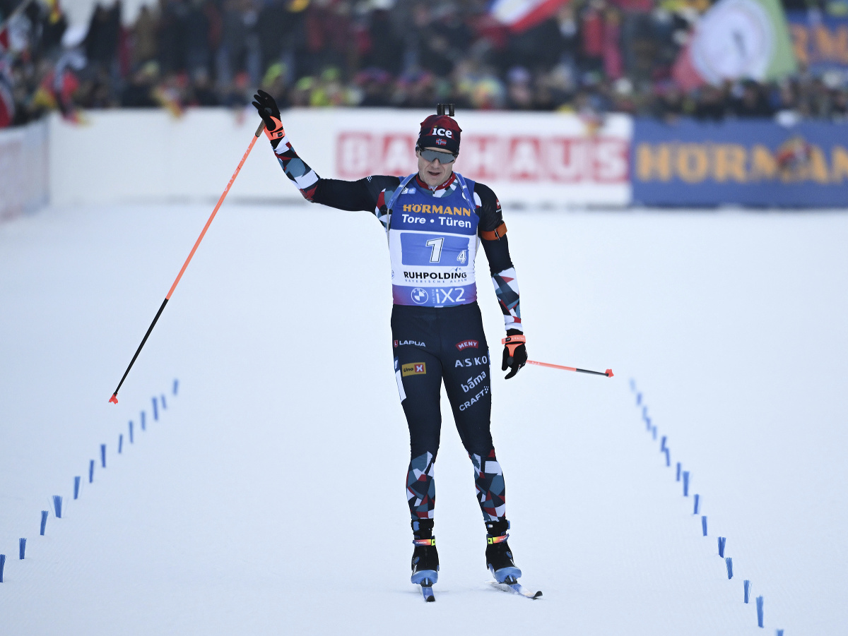 Na snímke nórsky biatlonista Johannes Dale-Skjevdal sa teší v cieli  štafety mužov na 4x7,5 km v rámci 5. kola Svetového pohára v nemeckom Ruhpoldingu 