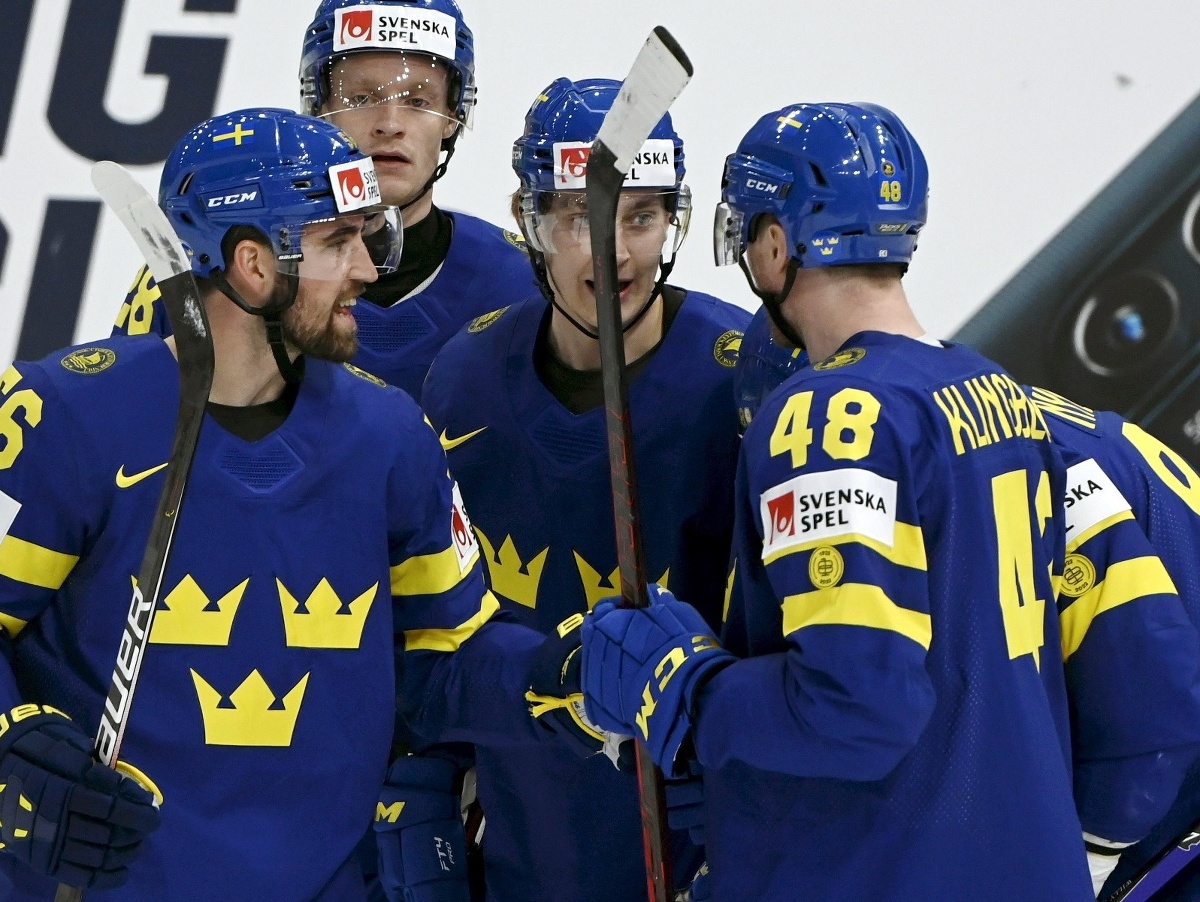 Švédski hokejisti sa tešia z gólu