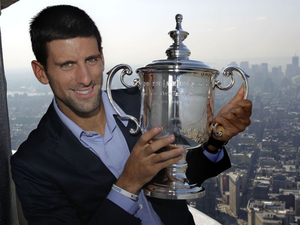 Novak Djokovič s trofejou na Empire State Building