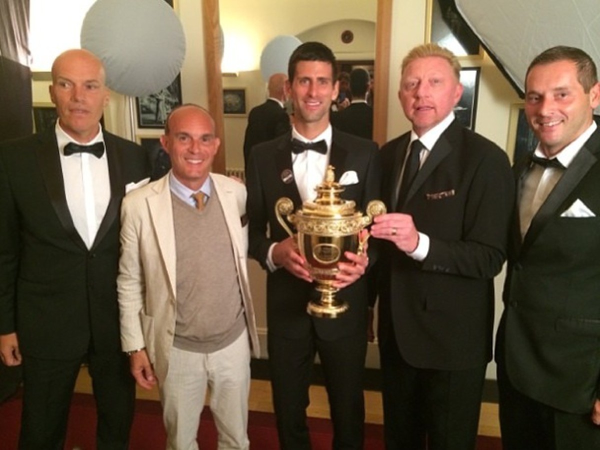 Novak Djokovič so svojim tímom a trofejou