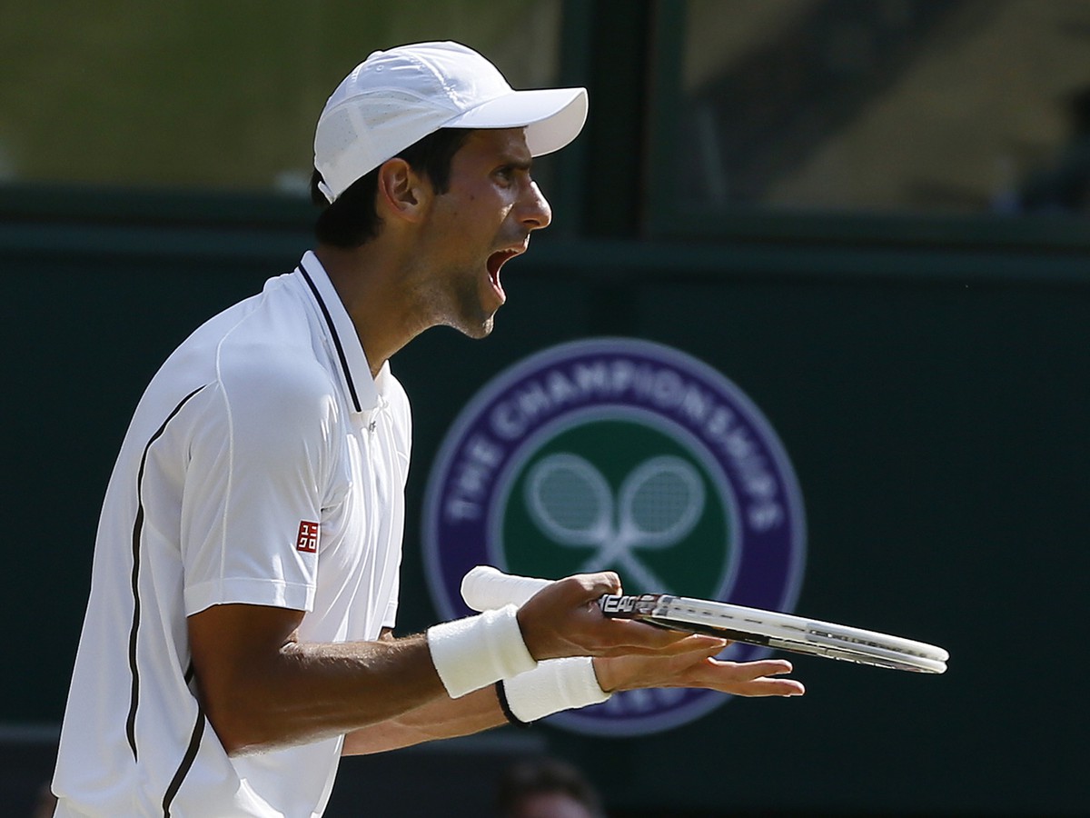 Zúfalý Novak Djokovič vo finále Wimbledonu.