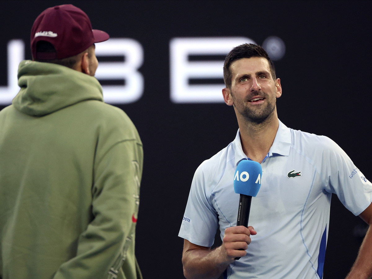 Srbský tenista Novak Djokovič počas rozhovoru s Nickom Kyrgiosom