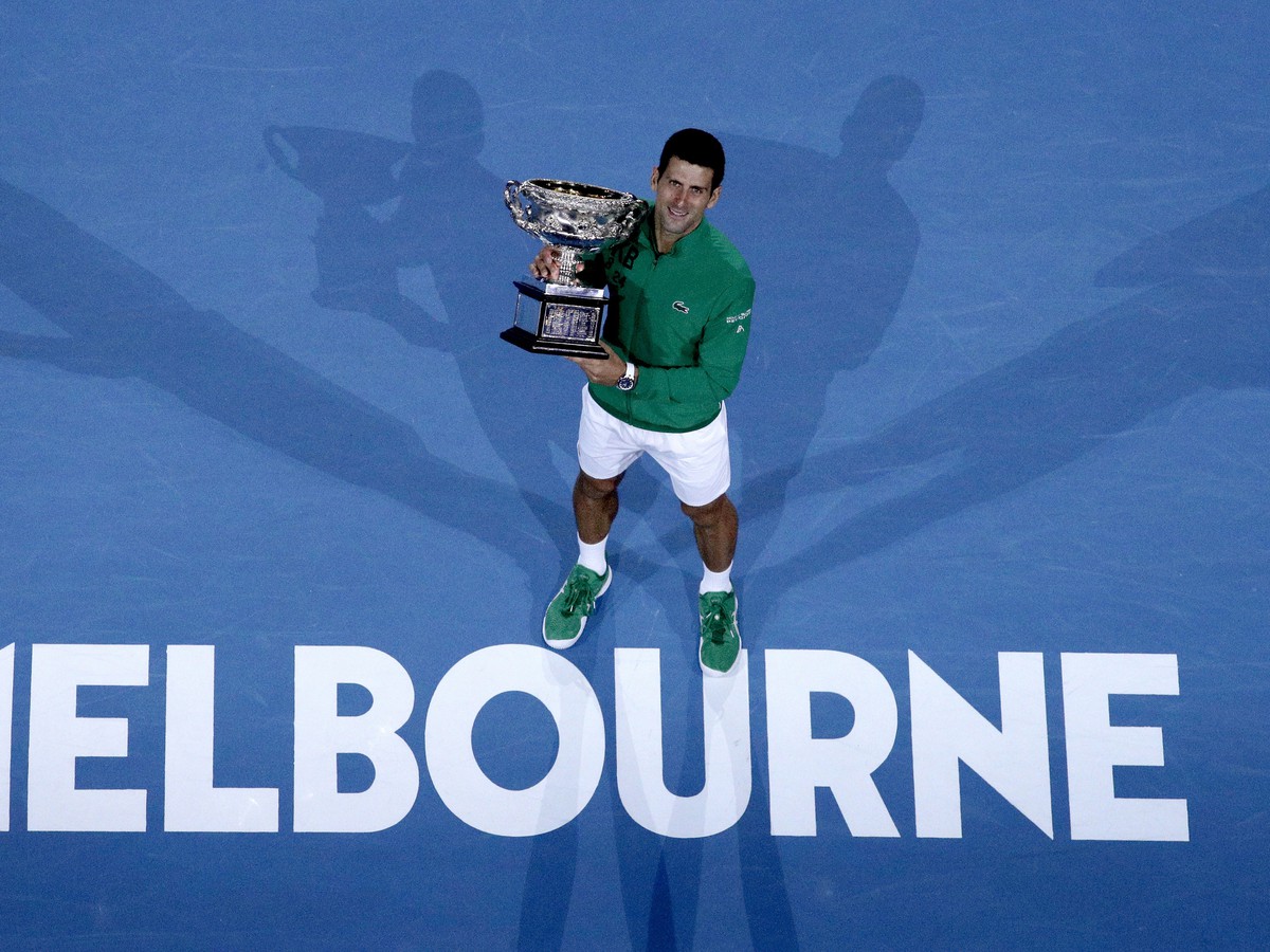 Novak Djokovič s trofejou za výhru na Australian Open
