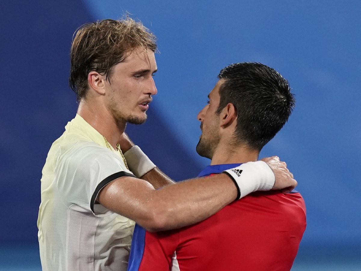 Nemecký tenista Alexander Zverev (vľavo) sa rozpráva so Srbom  Novakom Djokovičom po víťazstve v semifinále dvojhry na OH 2020 v Tokiu