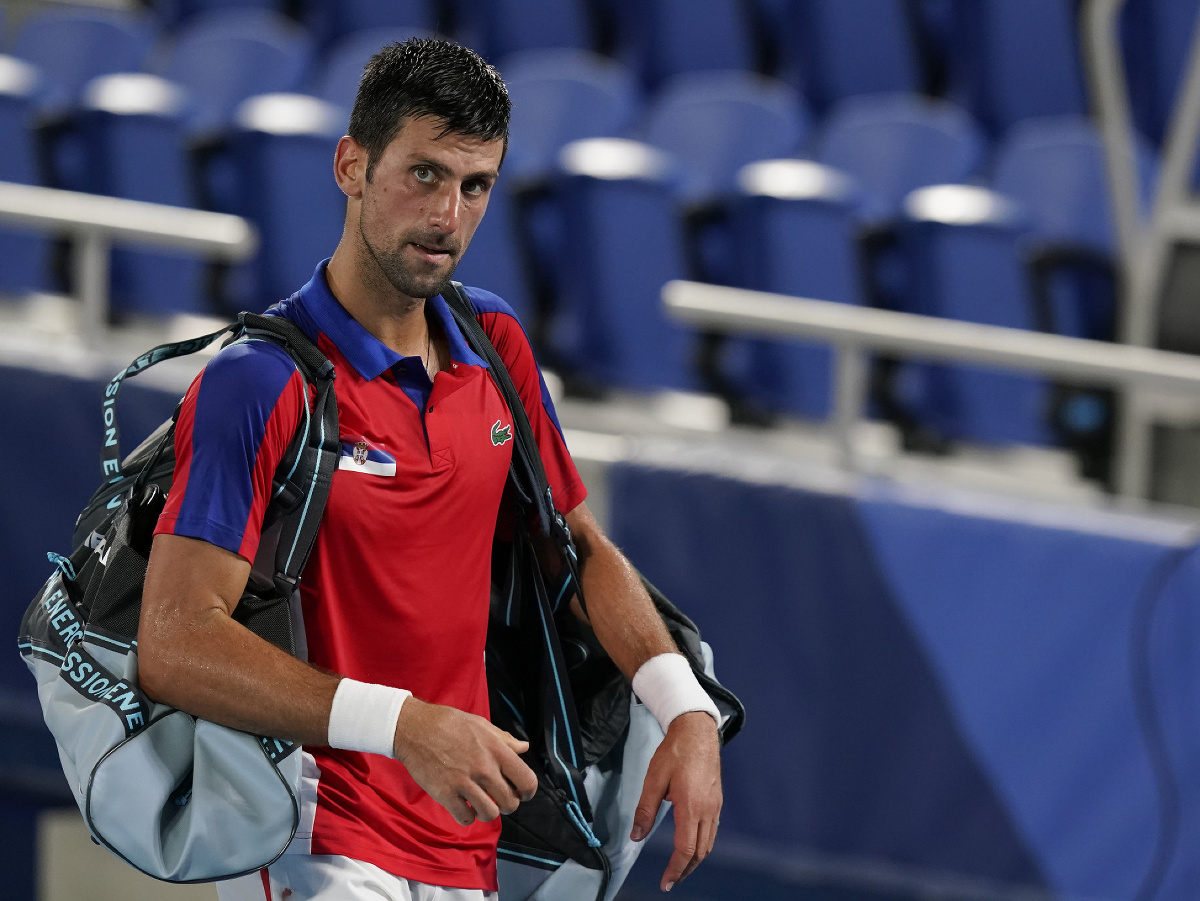 Srbský tenista Novak Djokovič odchádza z kurtu po prehre v zápase proti Nemcovi Alexandrovi Zverevovi v semifinále dvojhry na OH 2020 v Tokiu