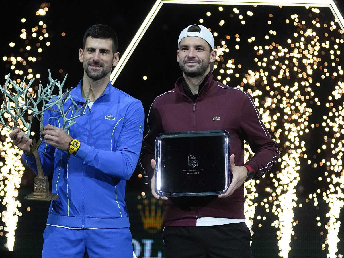 Novak Djokovič a Grigor Dimitrov s trofejami po parížskom finále