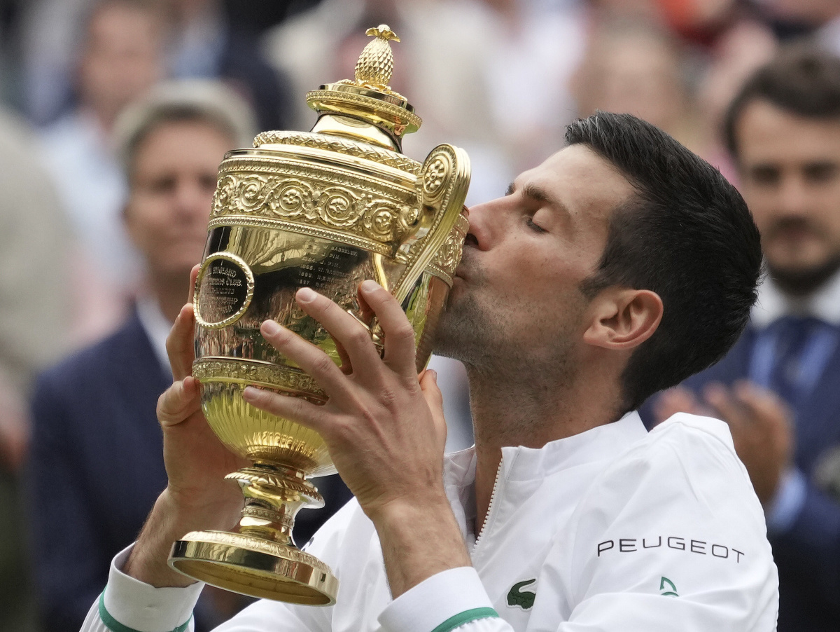 Novak Djokovič pózuje s trofejou po víťazstve vo Wimbledone 