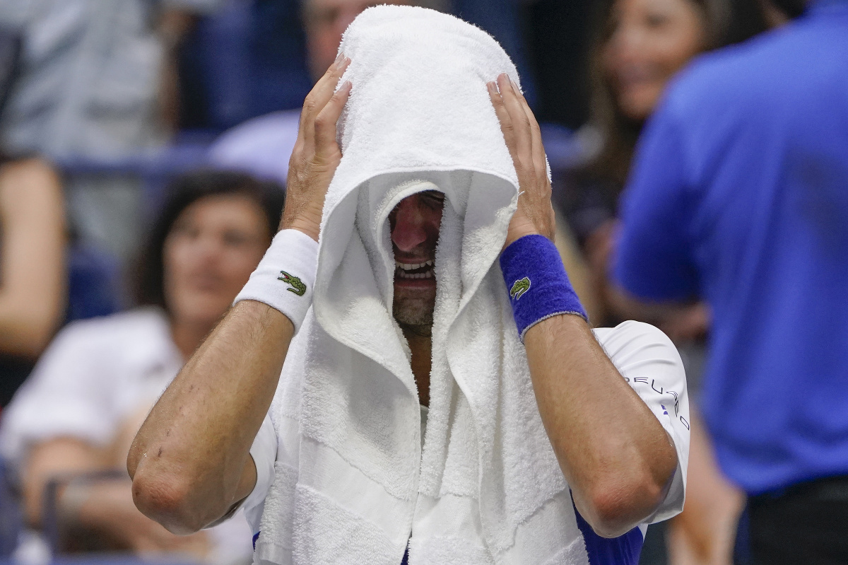 Srbský tenista Novak Djokovič plače počas finále US Open 2021