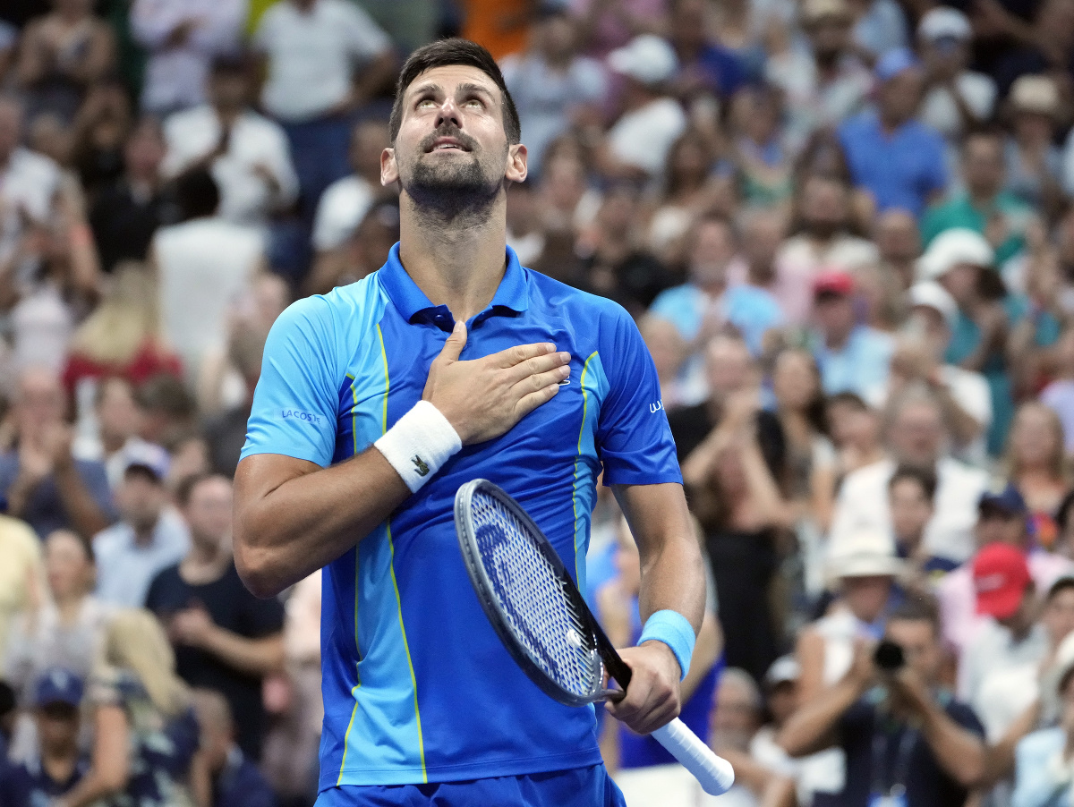 Srbský tenista Novak Djokovič oslavuje postup do štvrťfinále US Open
