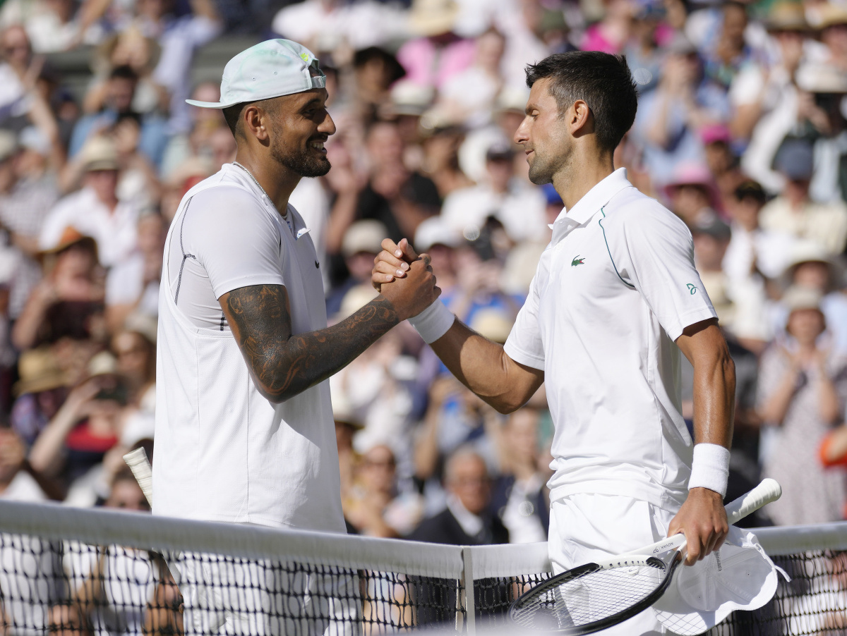 Srbský tenista Novak Djokovič a Austrálčan Nick Kyrgios po finále Wimbledonu