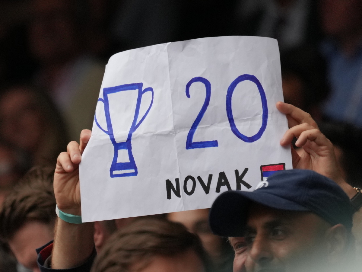 Novak Djokovič s wimbledonskou trofejou 
