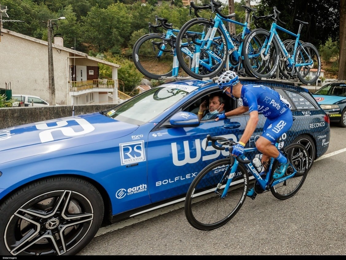 Portugalský cyklistický tím W52-FCPorto, na snímke cyklista Rui Vinhas a funkcionár Nuno Ribeiro  