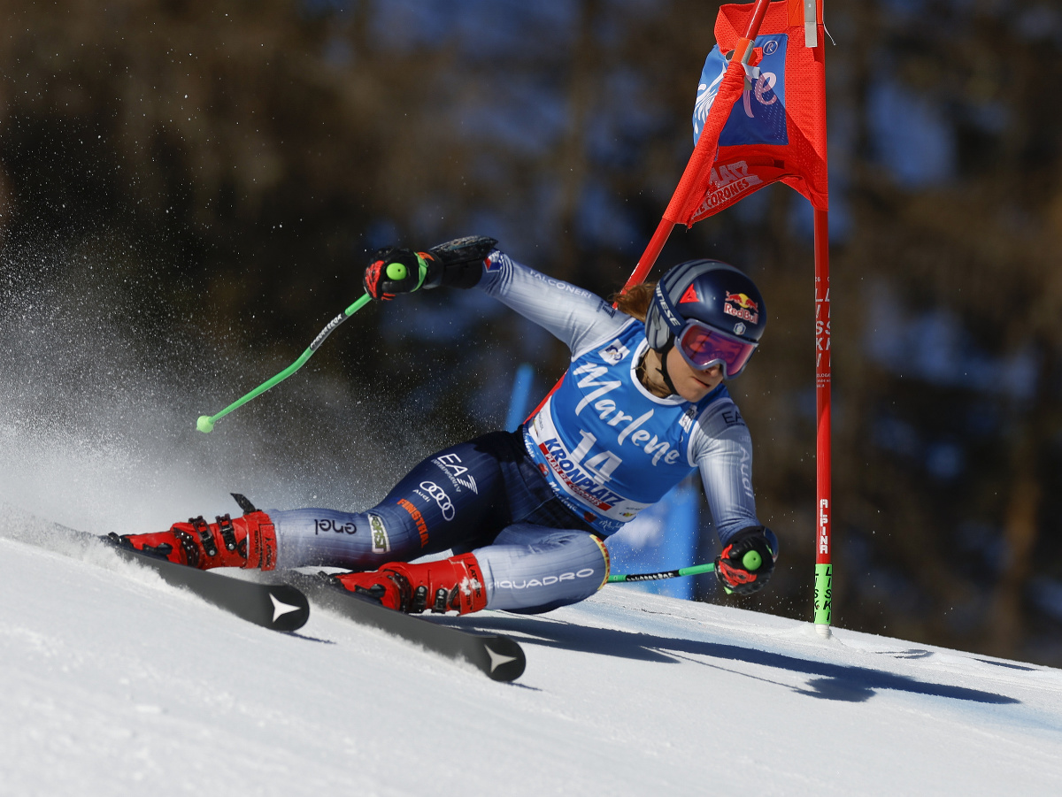 Talianska lyžiarka Sofia Goggiová počas obrovského slalomu v Kronplatzi