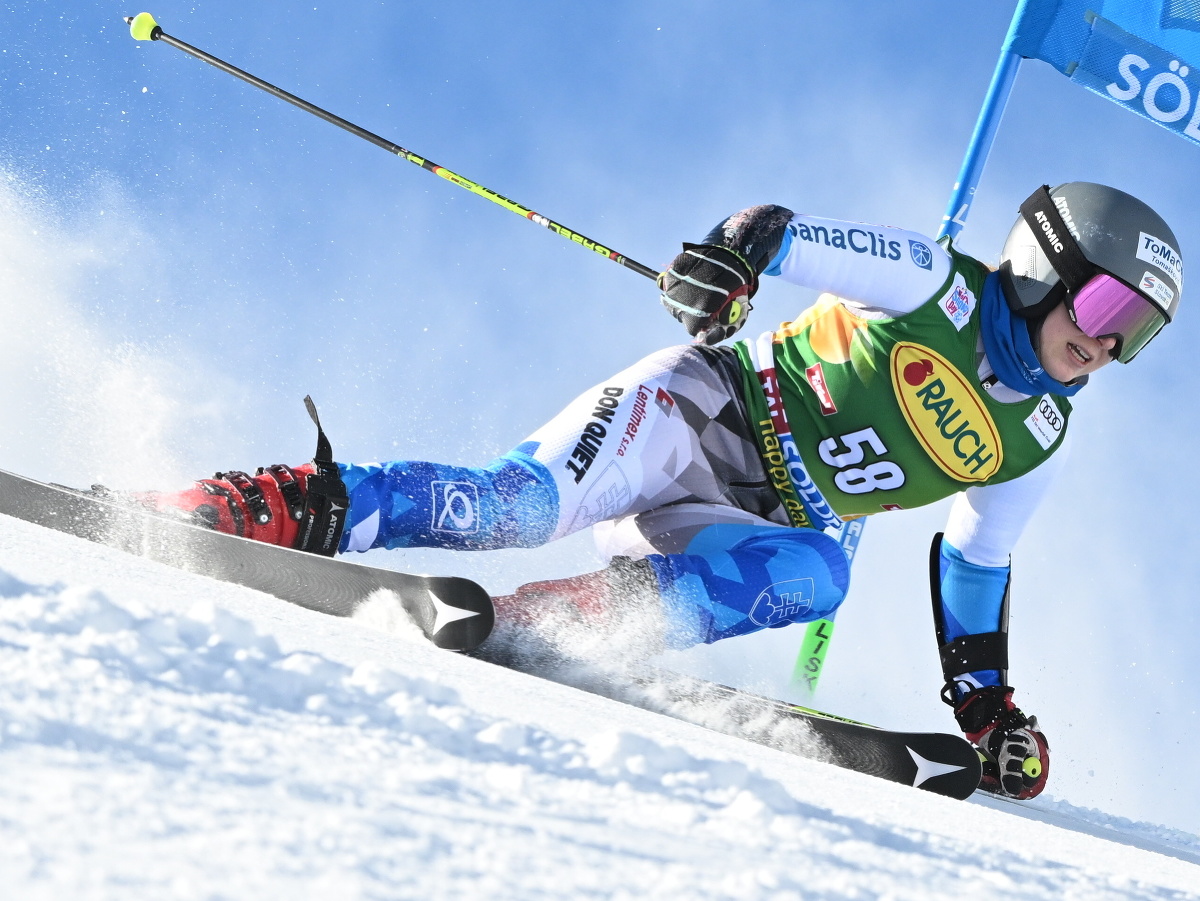 Rebeka Jančová na trati v 1. kole úvodného obrovského slalomu Svetového pohára v rakúskom Söldene
