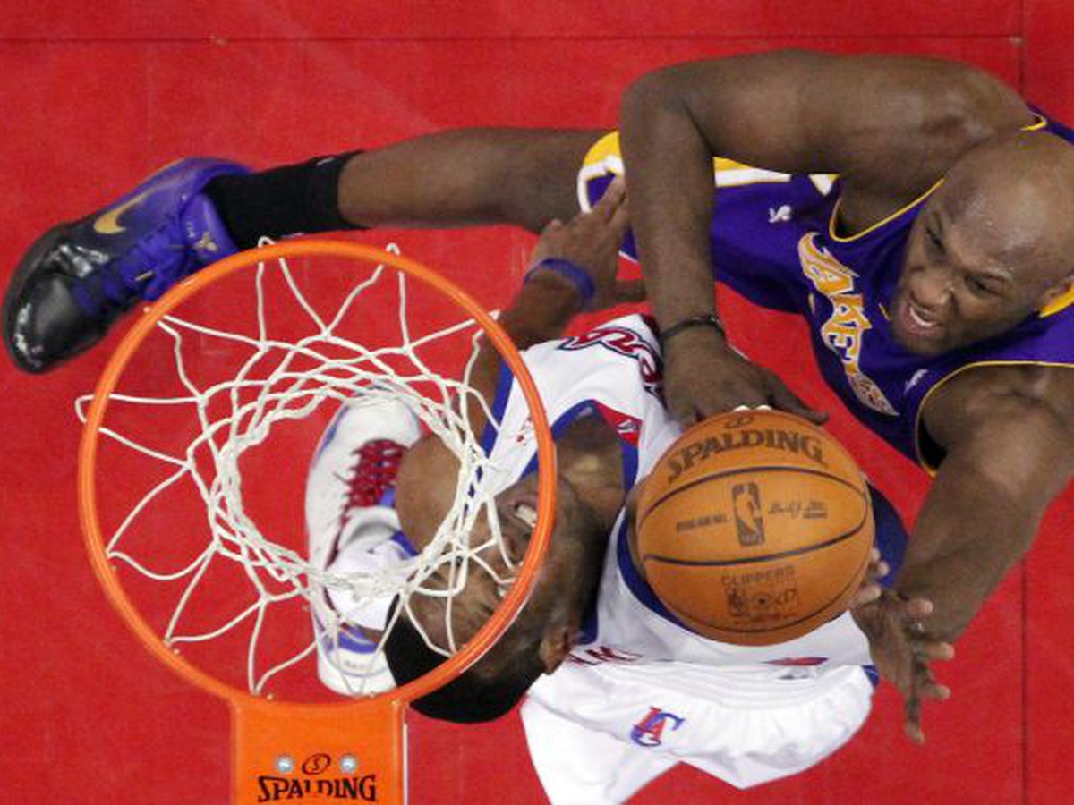 Lamar Odom v efektnom súboj s Marcusom Cambym