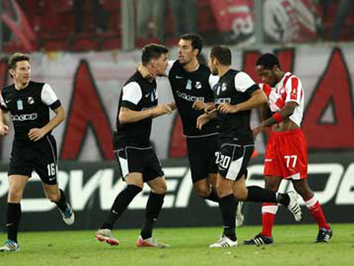 Futbalisti OFI Kréta (v čiernobielych dresoch) po vyrovnávajúcom góle na pôde Olympiakosu Pireus (29.10.)