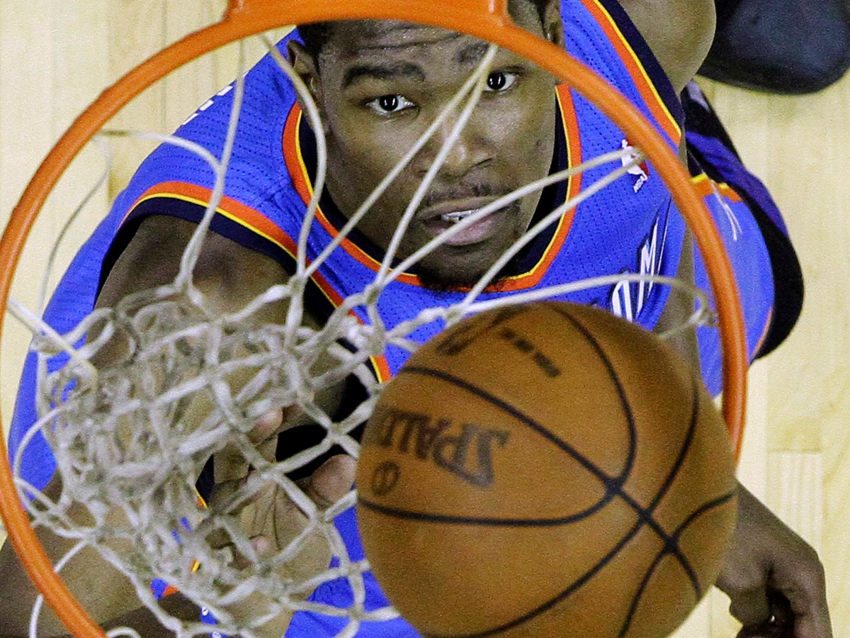 Kevin Durant skóruje v zápase proti San Antonia Spurs
