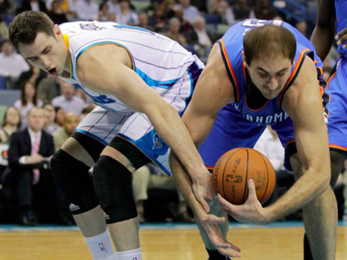 Jason Smith a Nenad Krstic v súboji o loptu