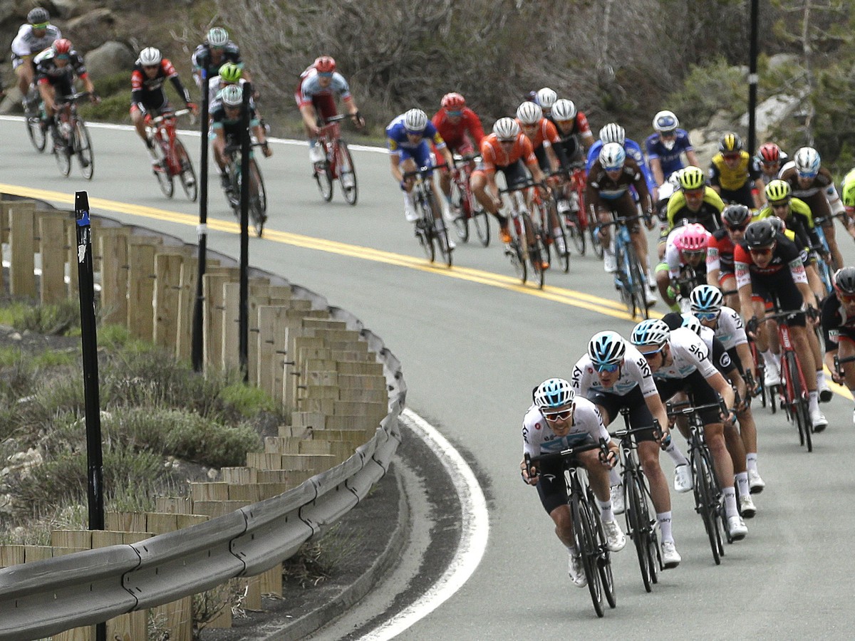 Peletón na ceste 88 počas 6. etapy pretekov Okolo Kalifornie.