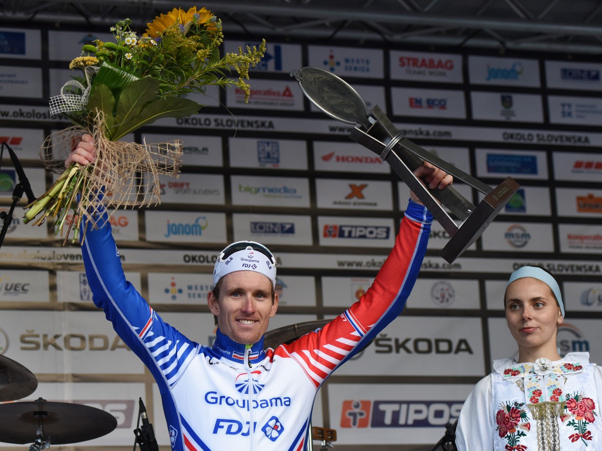 Na snímke francúzsky cyklista Arnaud Démare z tímu Groupama-FDJ oslavuje na pódiu víťazstvo v 3. etape 63. ročníka cyklistických pretekov Okolo Slovenska