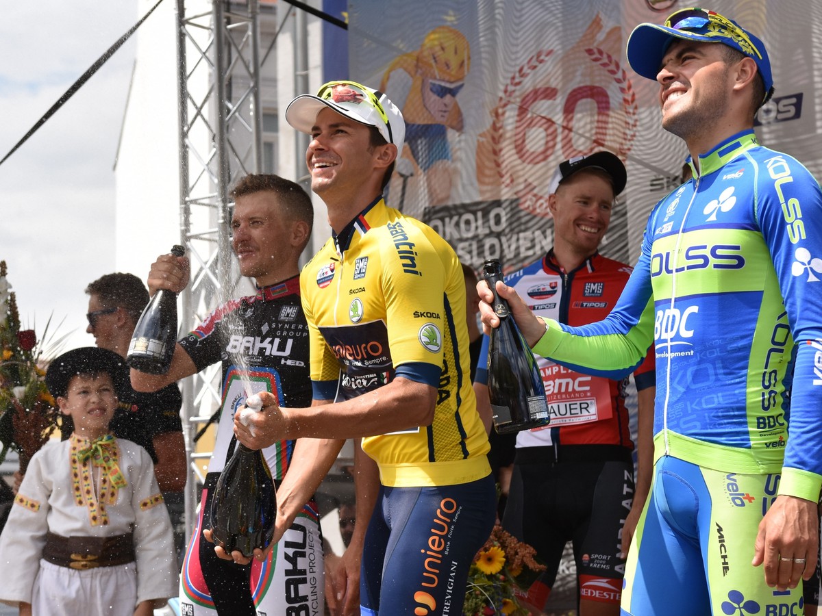 Taliansky cyklista Mauro Finetto (uprostred) z tímu Unieuro Wilier sa stal celkovým víťazom