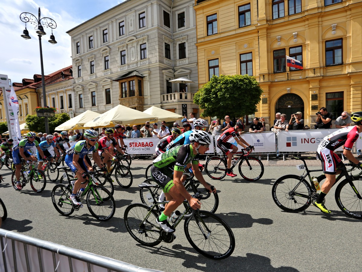Cyklisti po štarte 1. etapy 60. ročníka cyklistických pretekov Okolo Slovenska