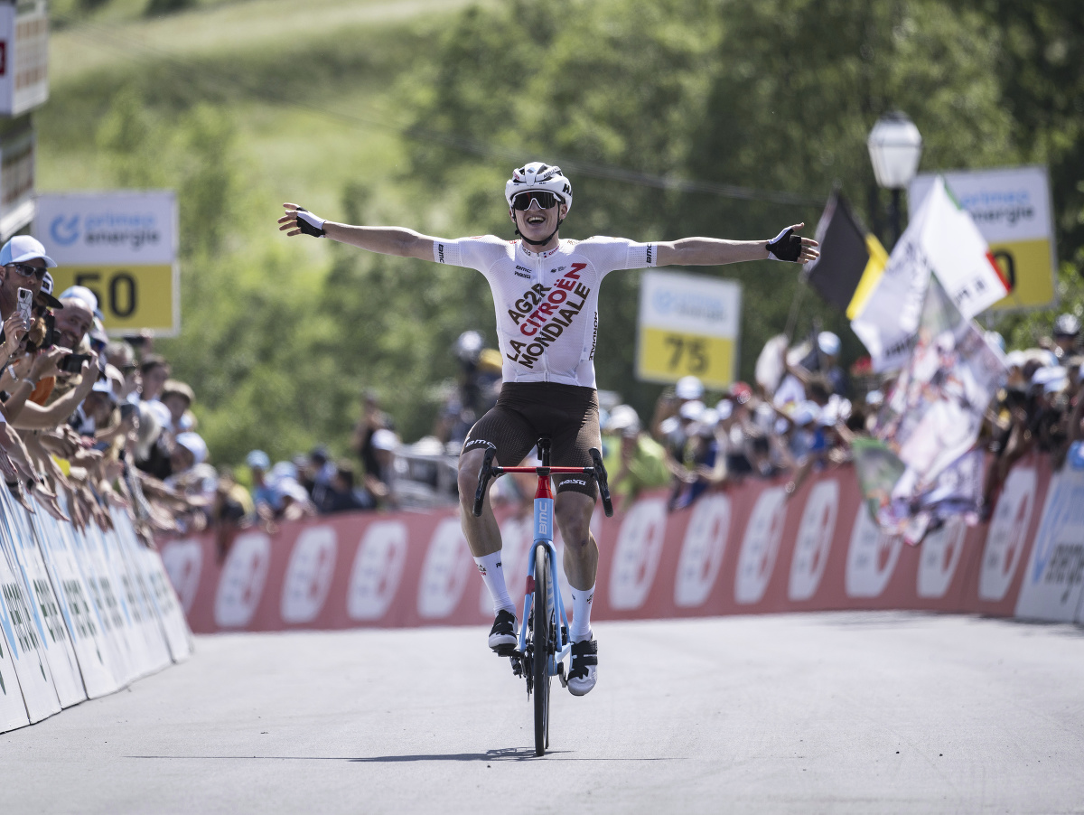 Felix Gall oslavuje víťazstvo v 4. etape Okolo Švajčiarska
