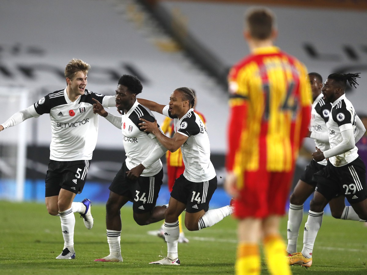 Ola Aina (v strede) oslavuje gól so spoluhráčmi