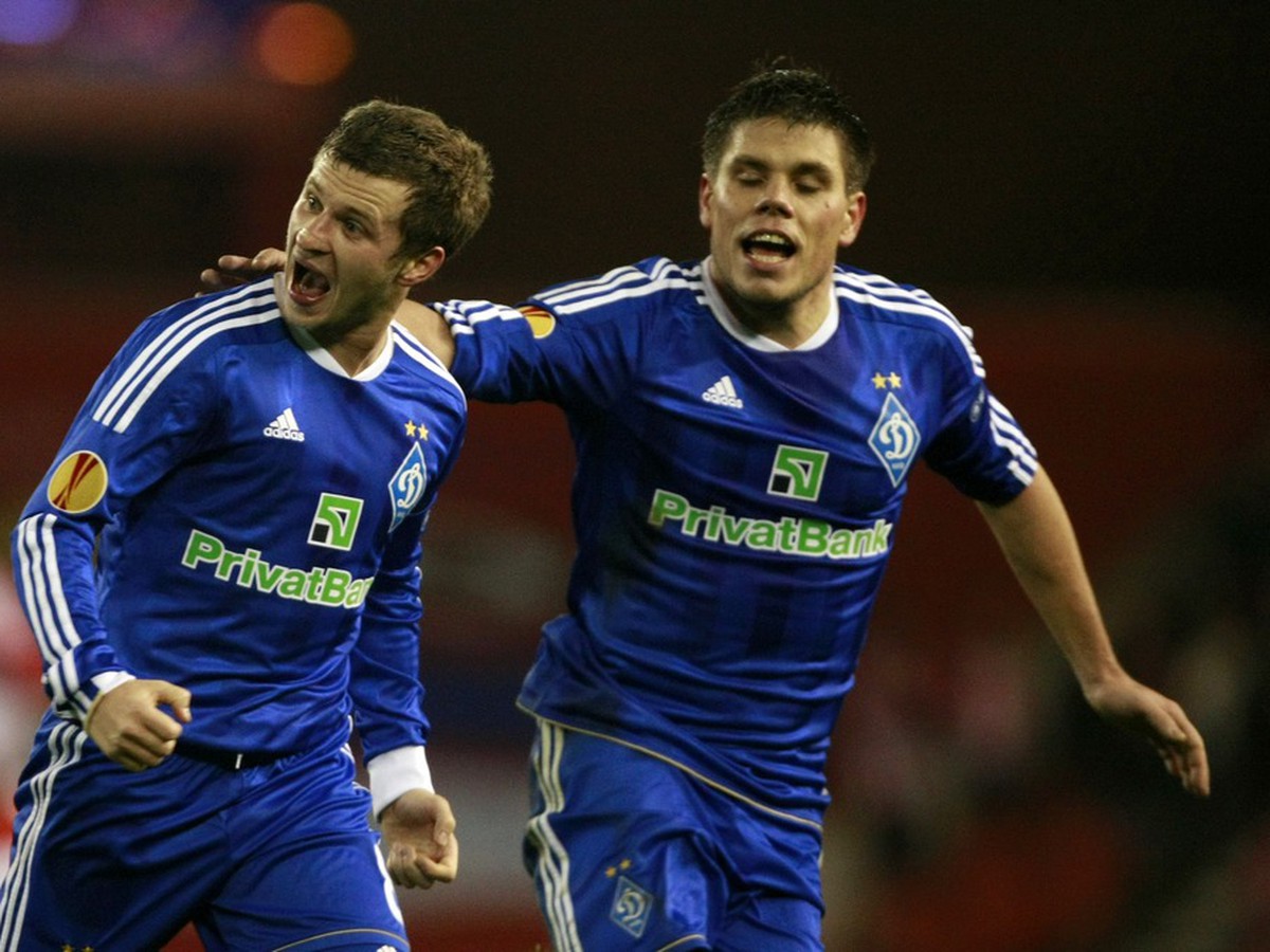 Futbalisti Dynama Kyjev Oleksandr Aliyev (vľavo) a Ognjen Vukojevič (vpravo) oslavujúci gól na pôde anglického Stoke City v zápase Európskej ligy (1.12.)