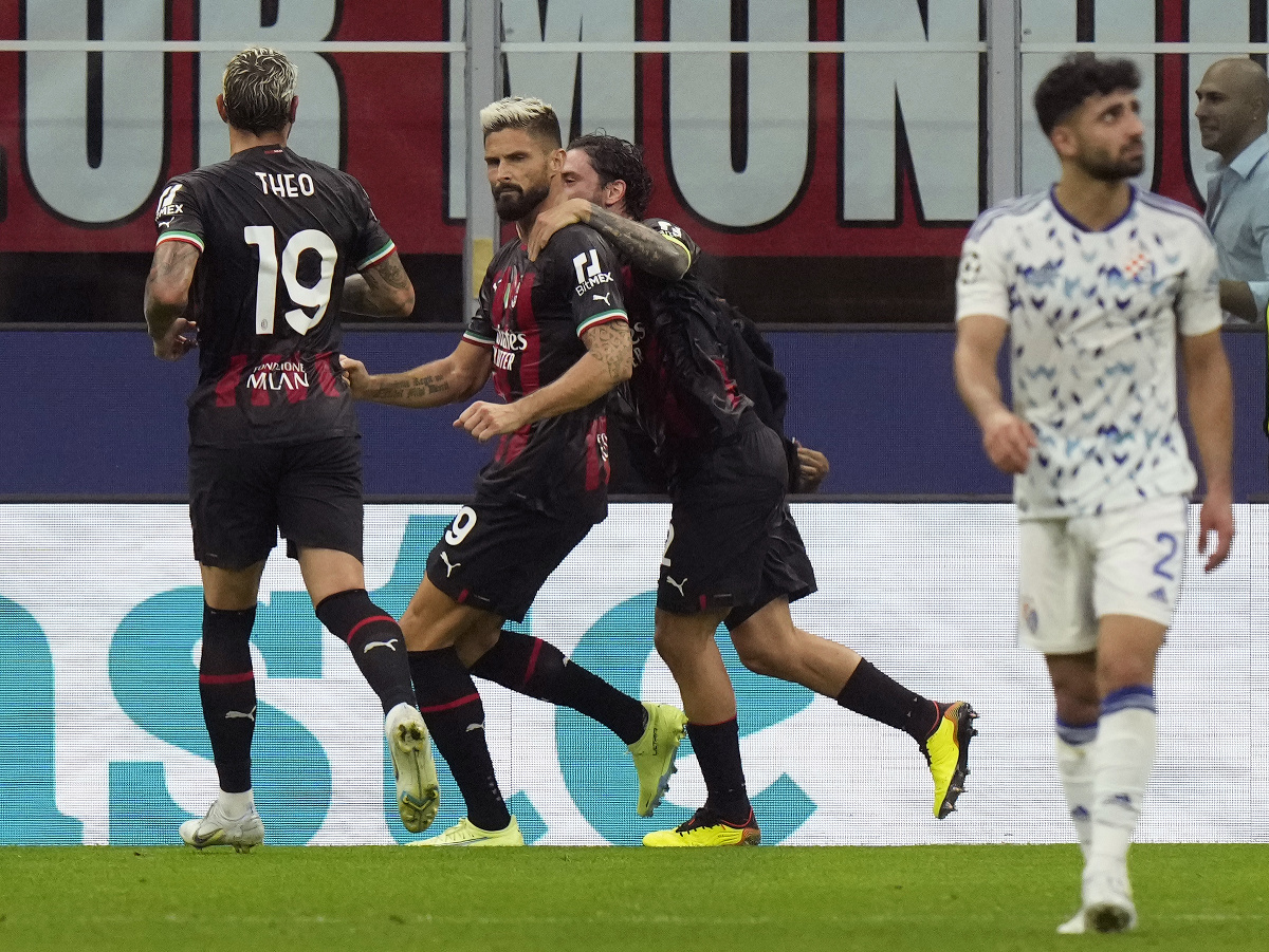 Hráč AC Miláno Olivier Giroud (druhý zľava) sa teší so spoluhráčmi po strelení úvodného gólu svojho tímu