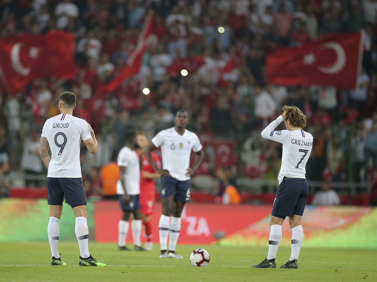 Frustrovaní Olivier Giroud a Antoine Griezmann po góle Turecka
