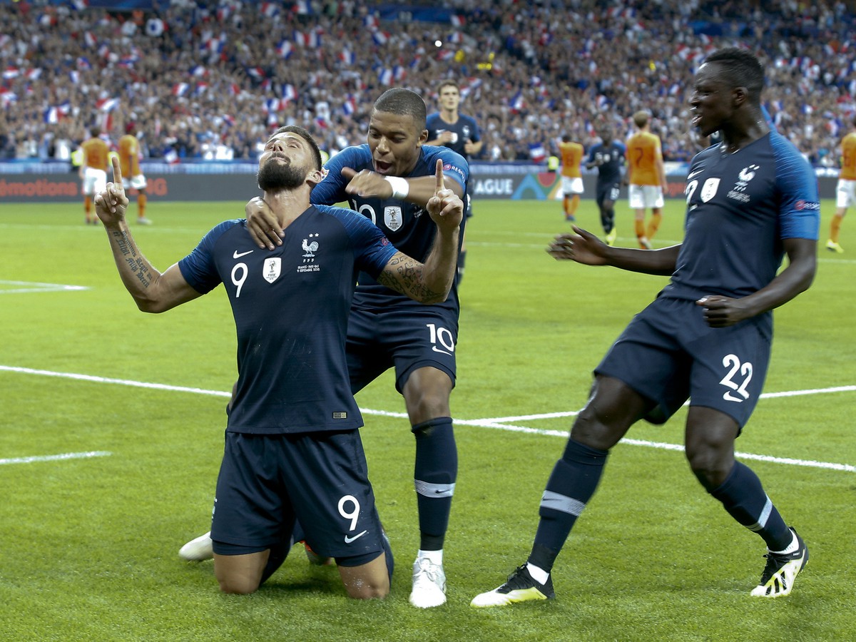 Hráči Francúzsko sa raduju z gólu Oliviera Girouda
