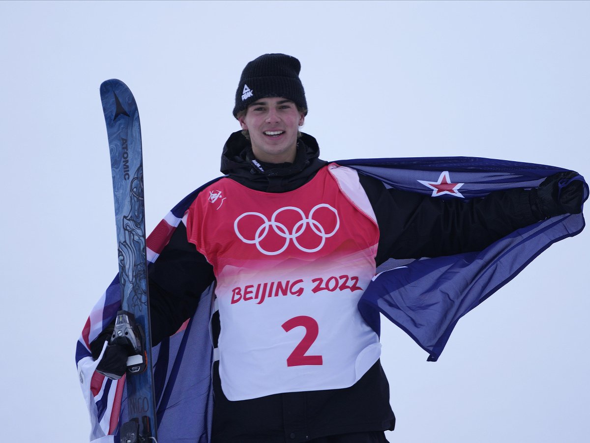 Novozélandský akrobatický lyžiar Nico Porteous získal na ZOH 2022 v Pekingu zlatú medailu na U-rampe