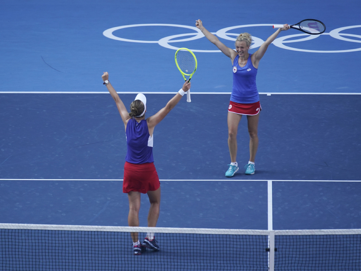 České tenistky Barbora Krejčíková s Kateřinou Siniakovou získali na OH 2020 v Tokiu zlaté medaily v ženskej štvorhre.