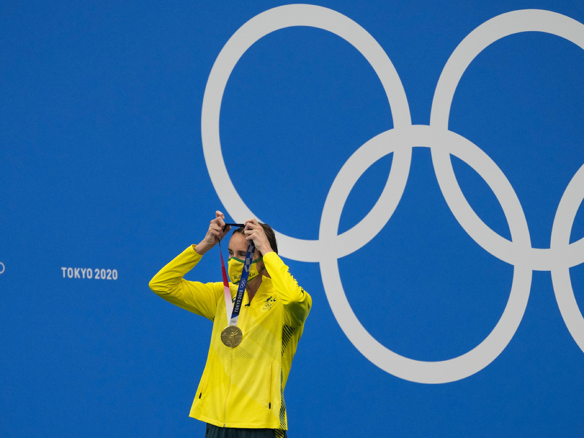 Austrálska plavkyňa Emma McKeonová so zlatou medailou